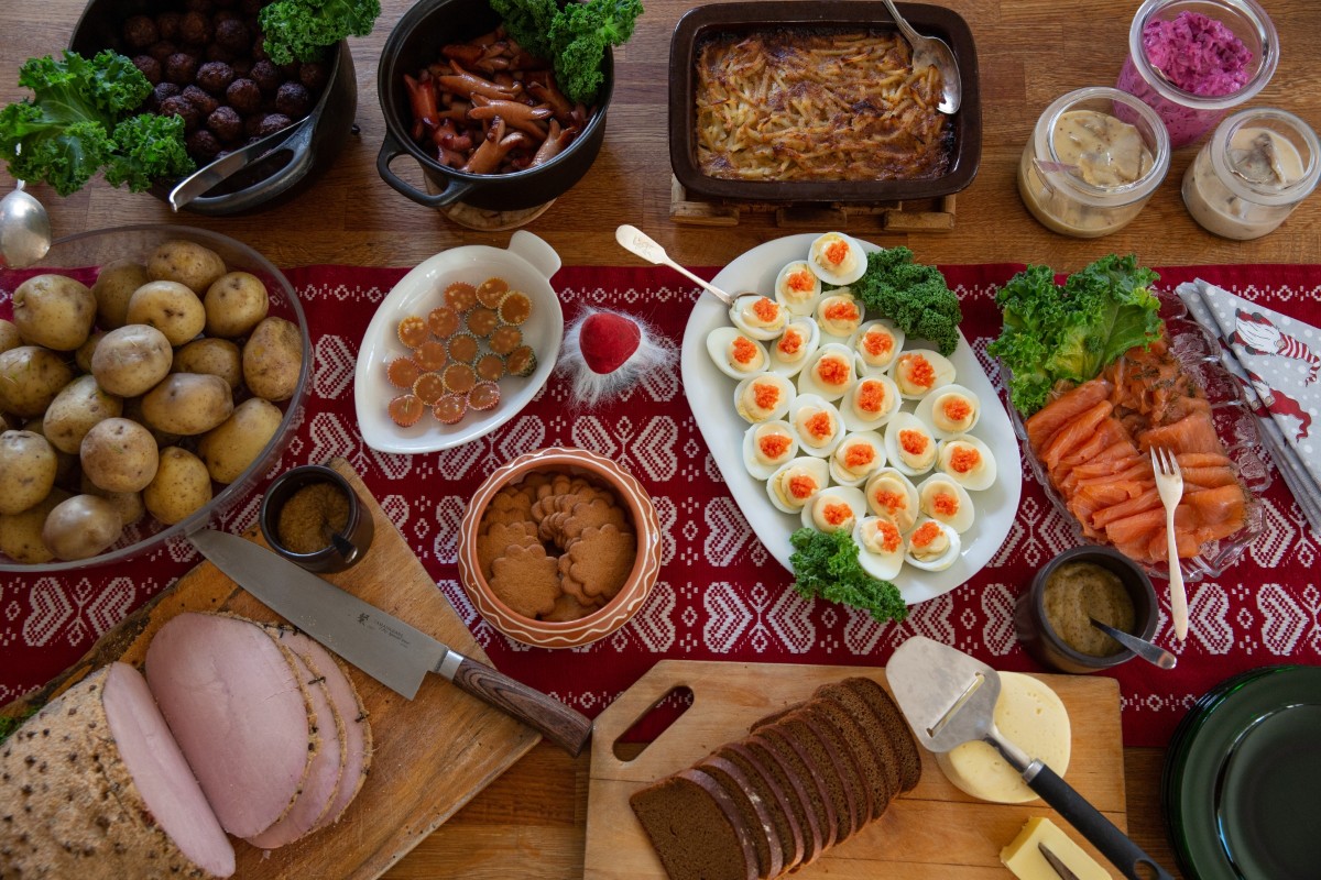 Julbord med massa mat.