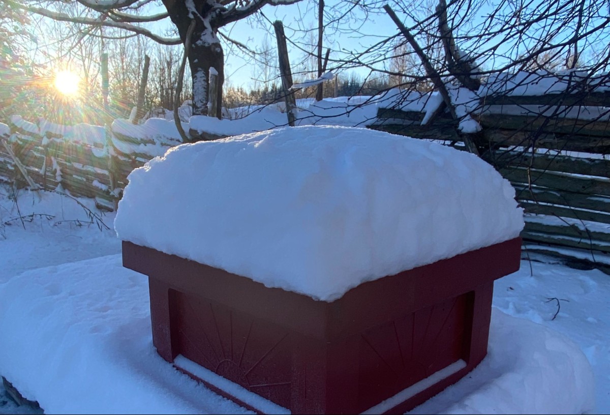 Bikupa med snö utanför Gränna