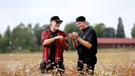 En lantbrukare och en kock på en åker.