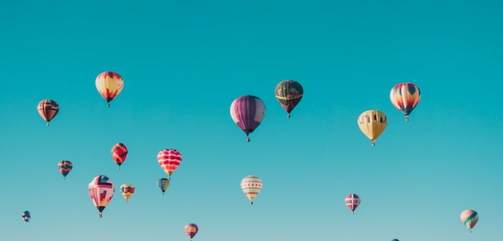 Blue sky full of colourful air baloons.